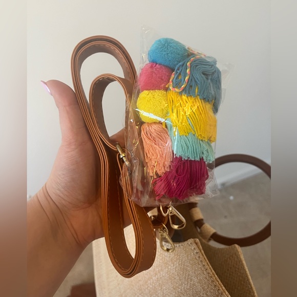 Neutral handbag that can also be a shoulder or crossbody bag. - Picture 3 of 3